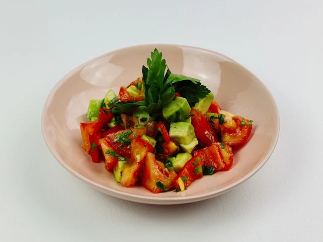 Салат с авокадо и томатами