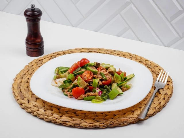 Салат с авокадо и тунцом