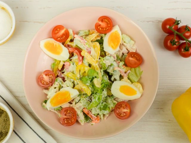 Салат с копченой курицей, болгарским перцем и помидорами черри