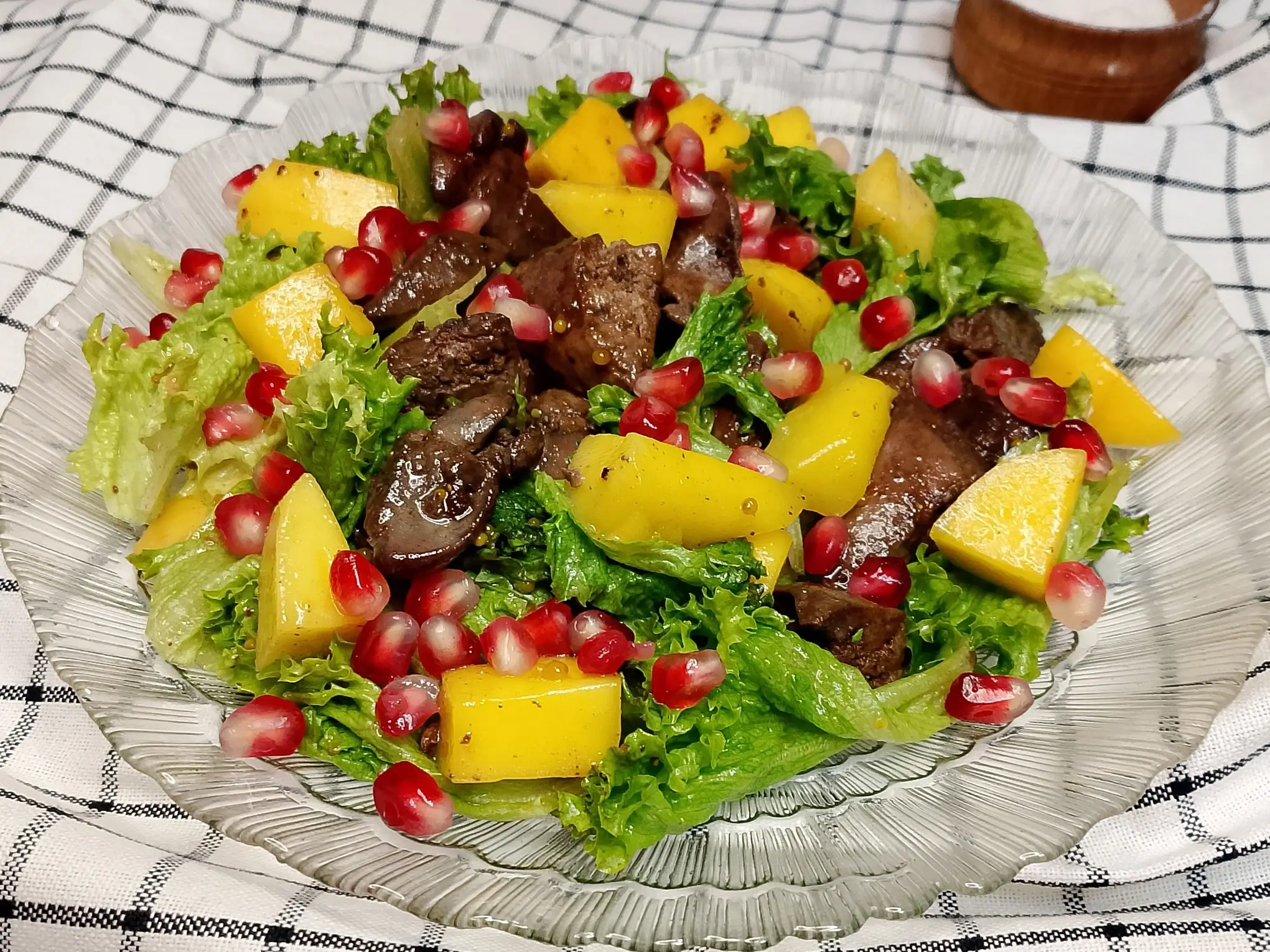 Салат с куриной печенью и манго