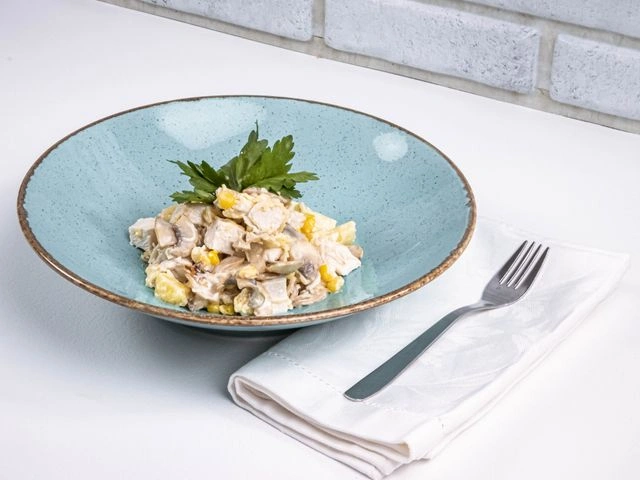 Салат с курицей и ананасами