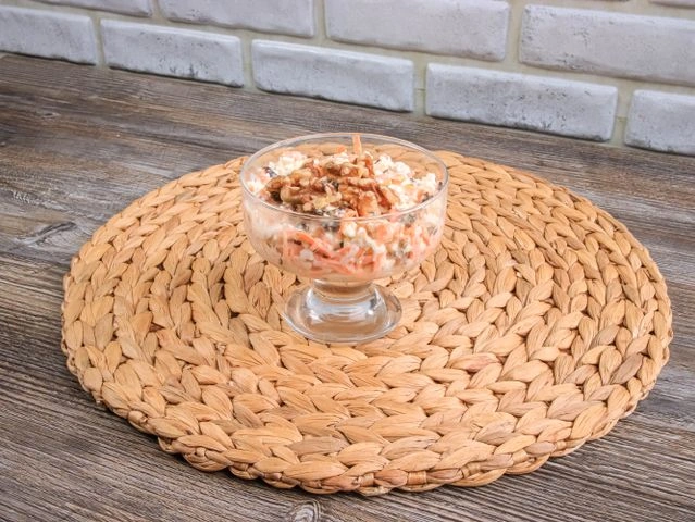 Салат с морковью, творогом и сухофруктами