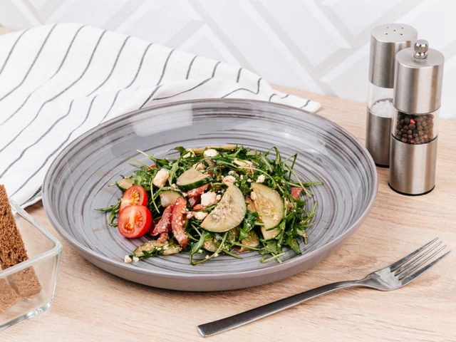 Салат с руколой и сыром