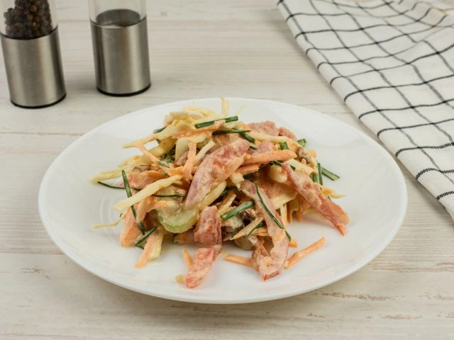 Салат с сельдереем и капустой