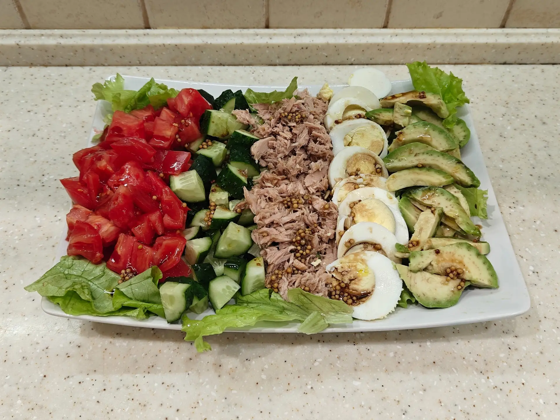 Салат с тунцом и авокадо