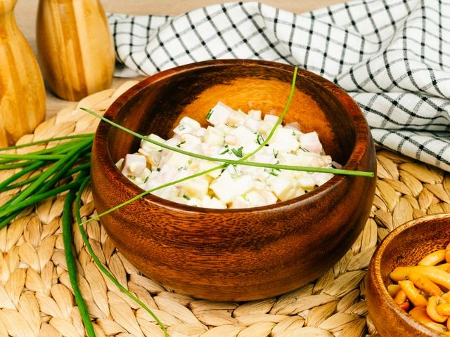 Салат с ветчиной и маринованными опятами