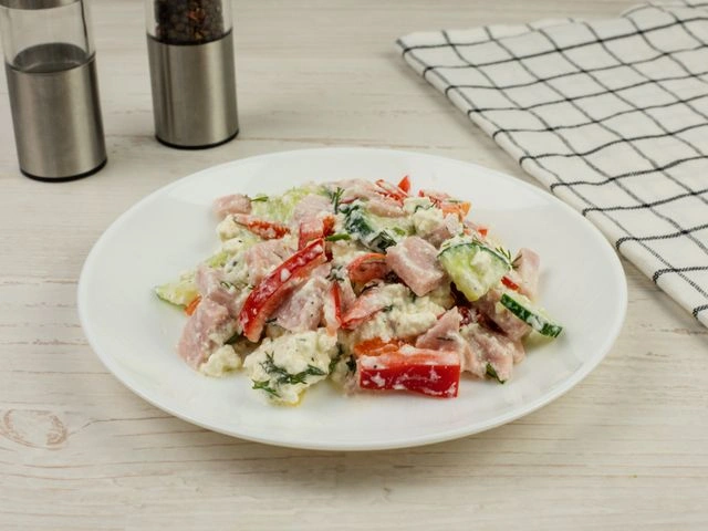 Салат с ветчиной и творогом