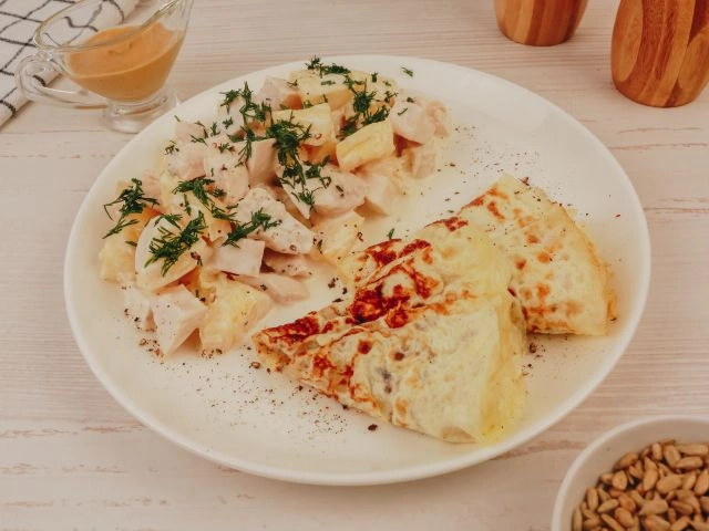 Салат с яичными блинчиками, курицей и ананасом