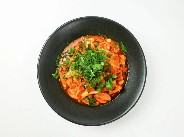 Сардельки с тушеными овощами