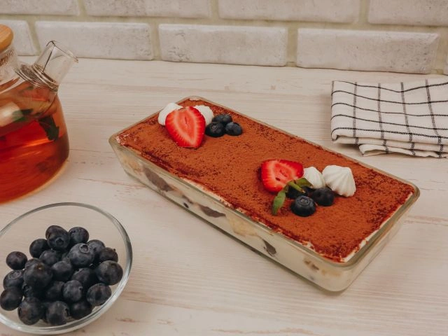 Шахматный бисквит с голубикой и творожным сыром