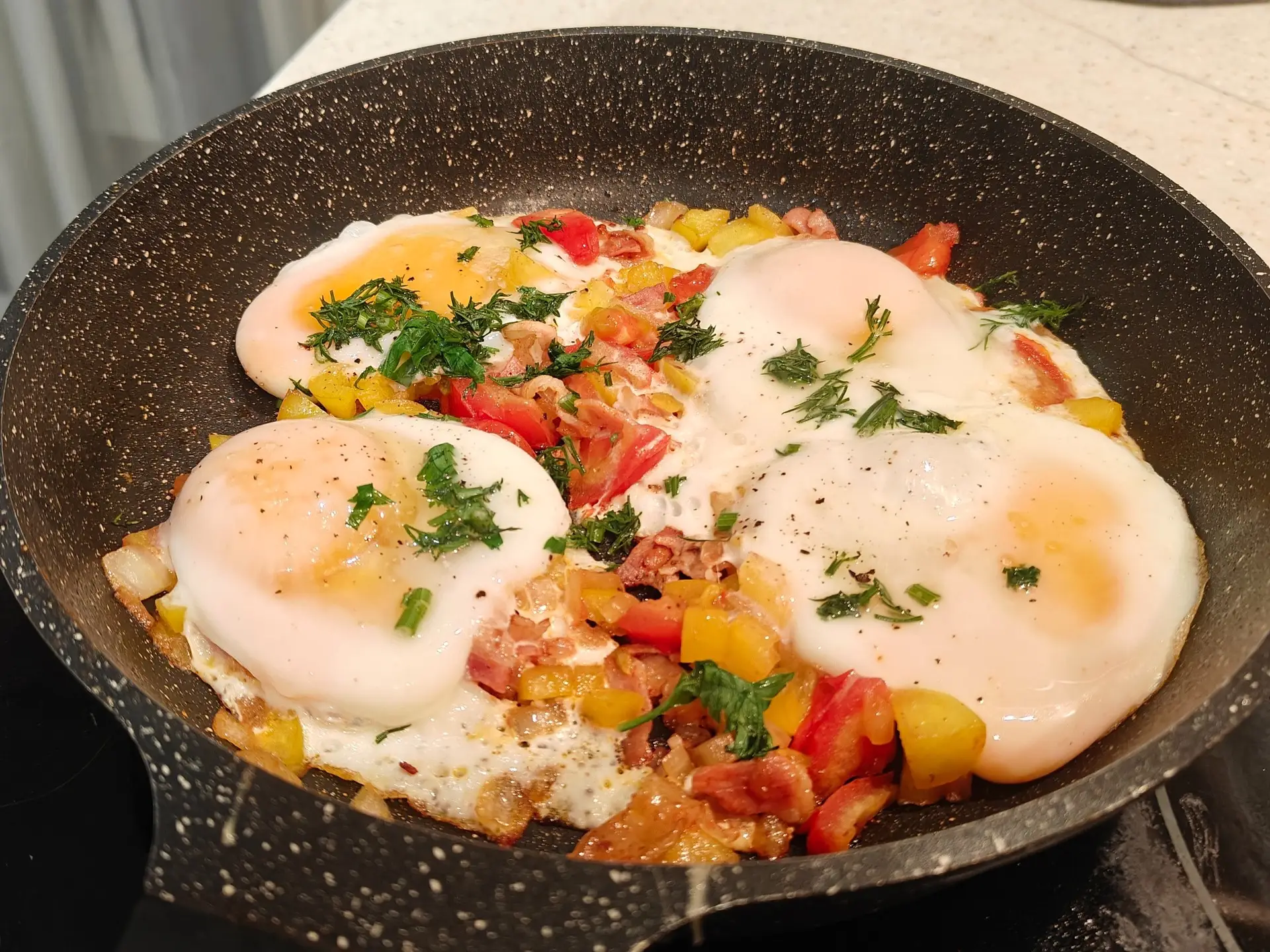 Шакшука на завтрак с болгарским перцем и беконом