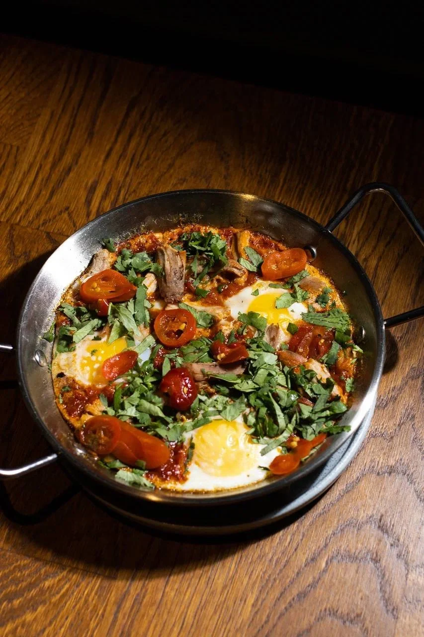 Шакшука с ребрами барбекю и халапеньо