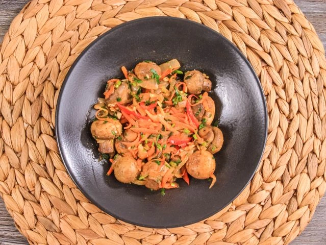 Шампиньоны по-корейски с морковью