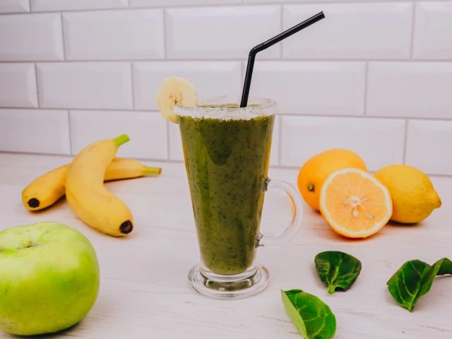 Смузи из яблока, шпината, банана, апельсина