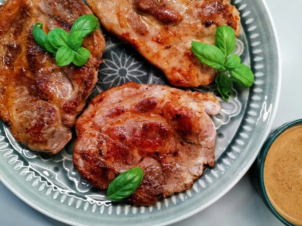 Сочный стейк из свинины