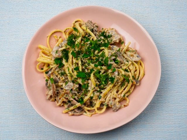 Спагетти с грибами и орехами