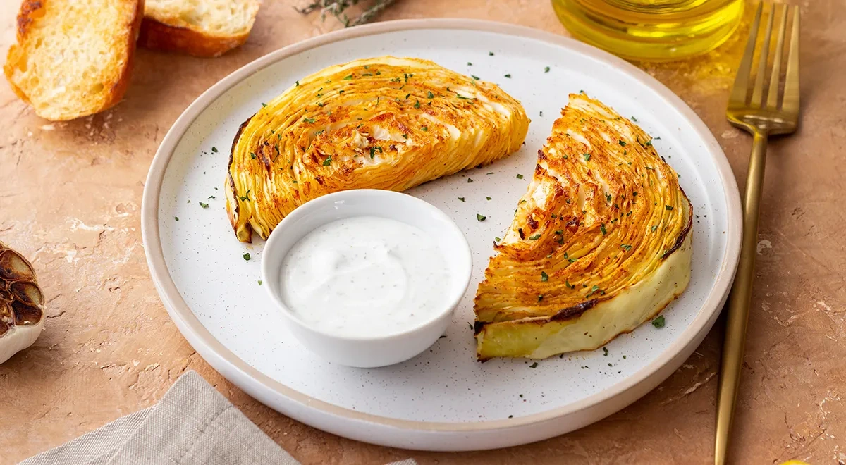 Стейк из капусты на сковороде