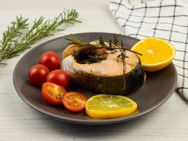 Стейк из лосося с апельсином и травами