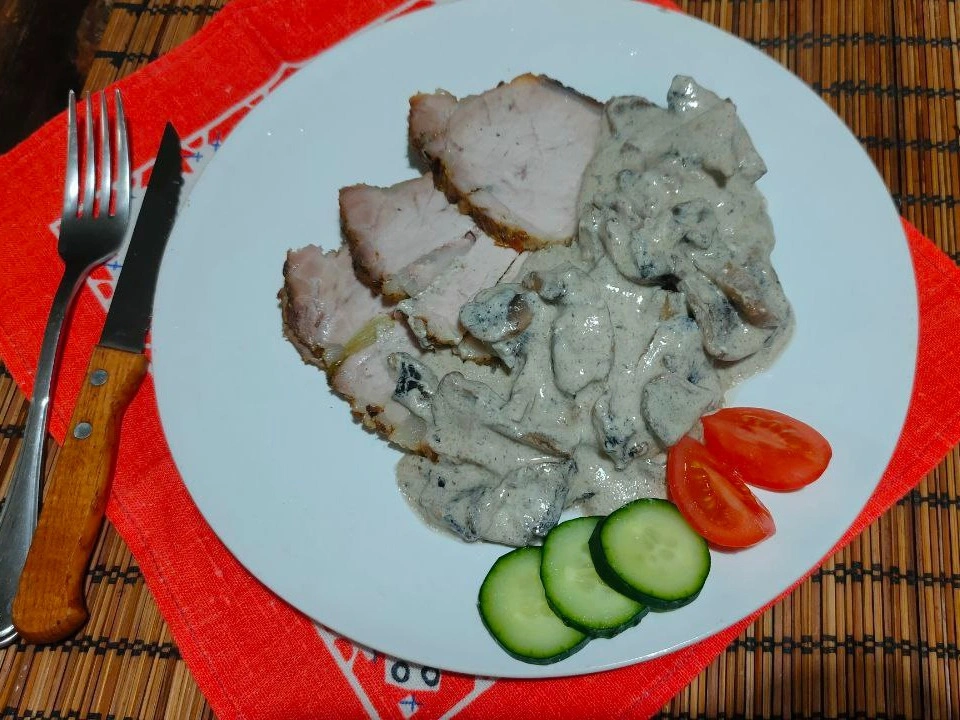 Свинина в духовке с грибной подливкой