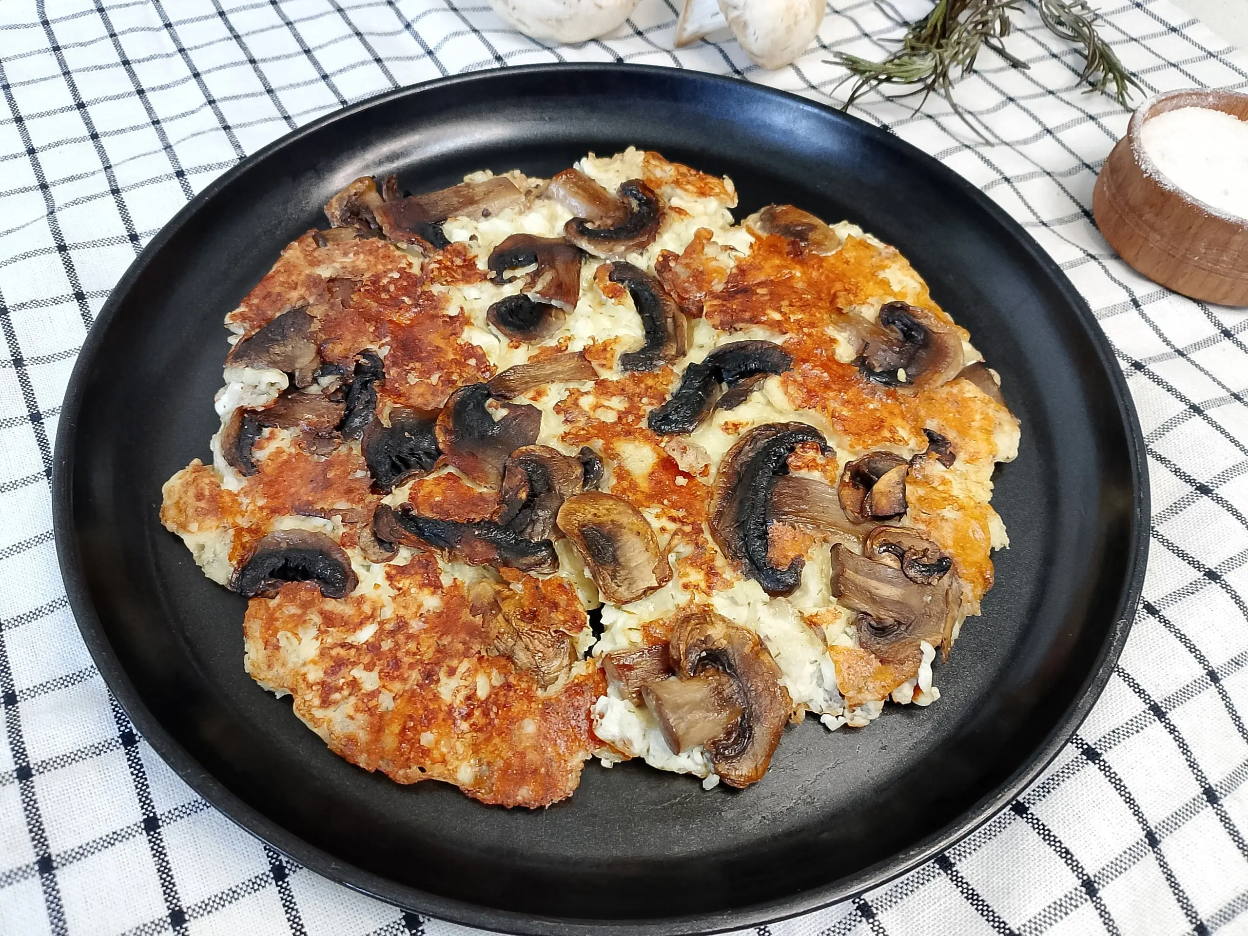 Сырная лепешка с грибами