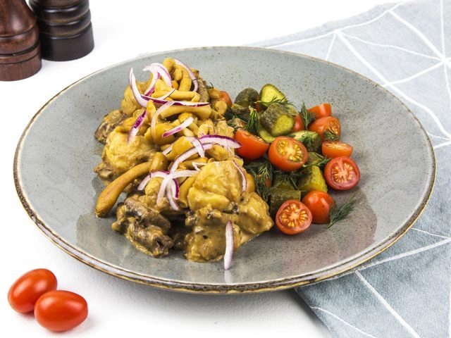 Теплый картофельный салат с говядиной и опятами