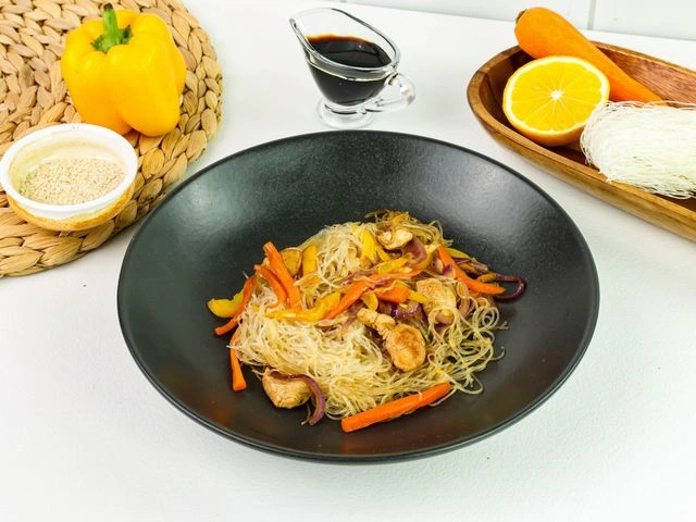 Теплый салат с фунчозой, курицей и овощами