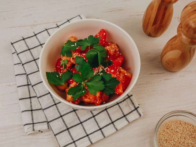 Теплый салат с хрустящими баклажанами