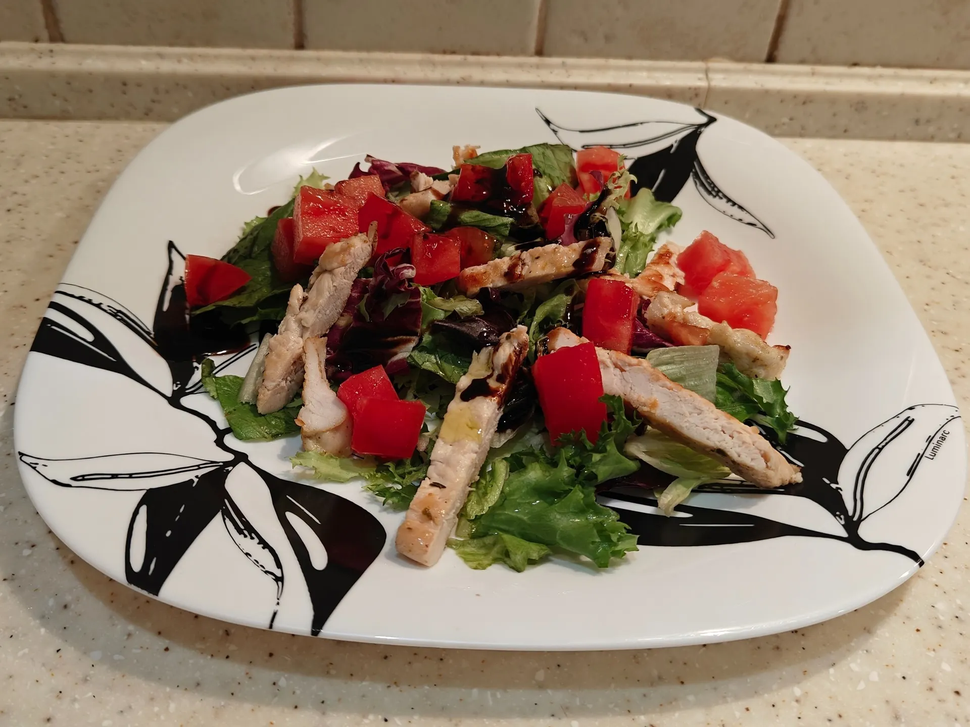 Теплый салат с курицей