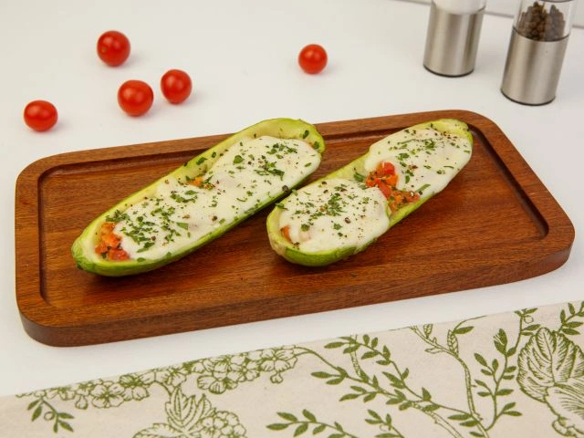 Цукини запеченые с томатами и зеленью