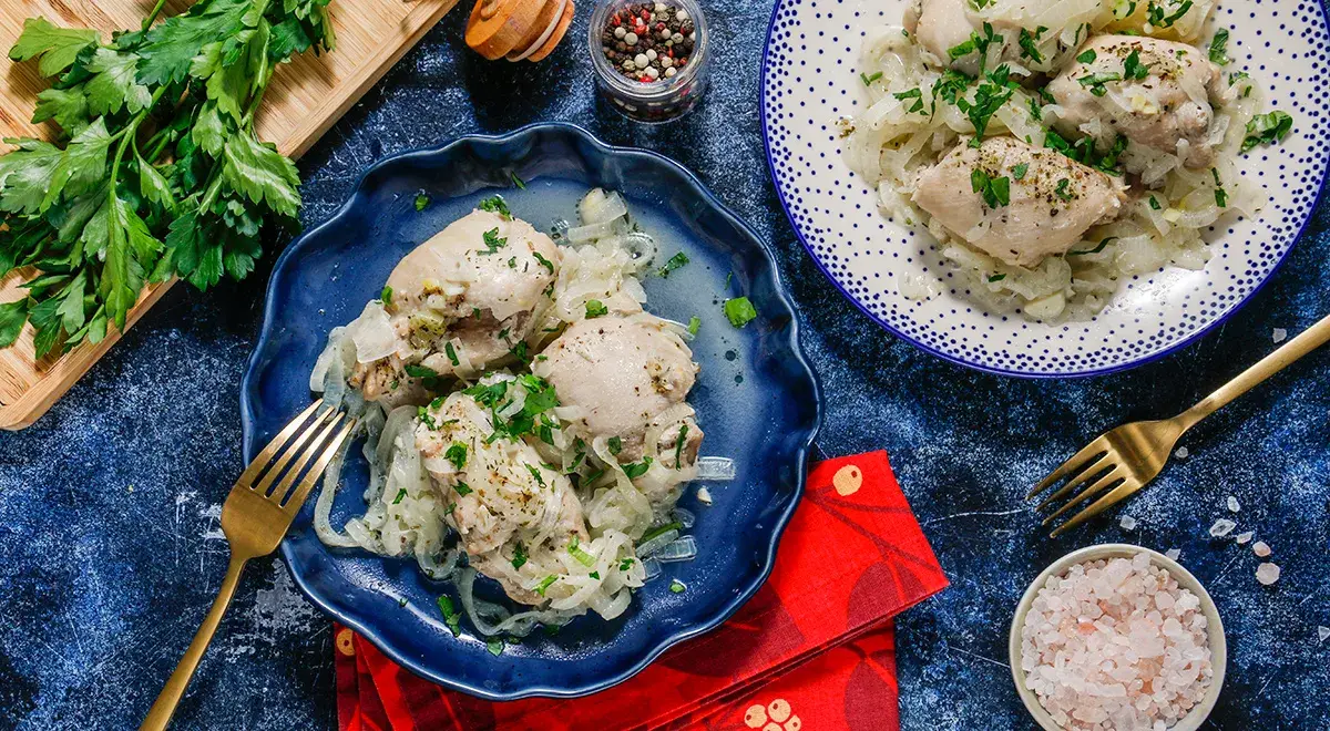 Тушеные куриные бедрышки с луком