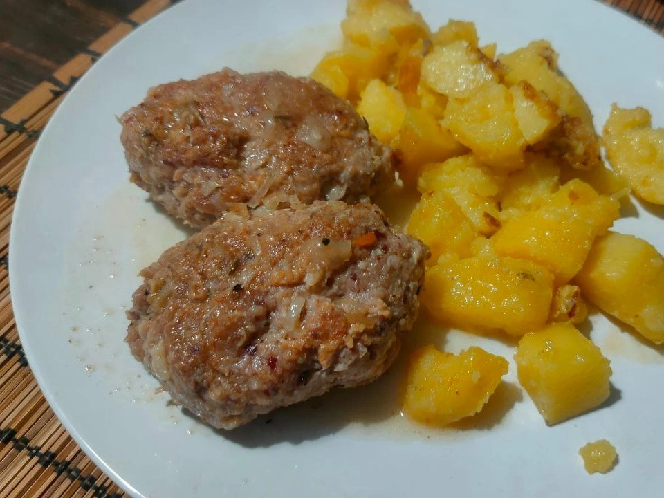 Тушеные куриные котлеты с фасолью