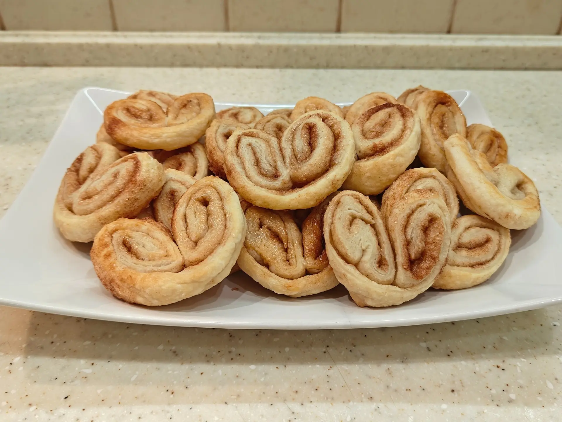 Ушки с сахаром и корицей из слоеного теста