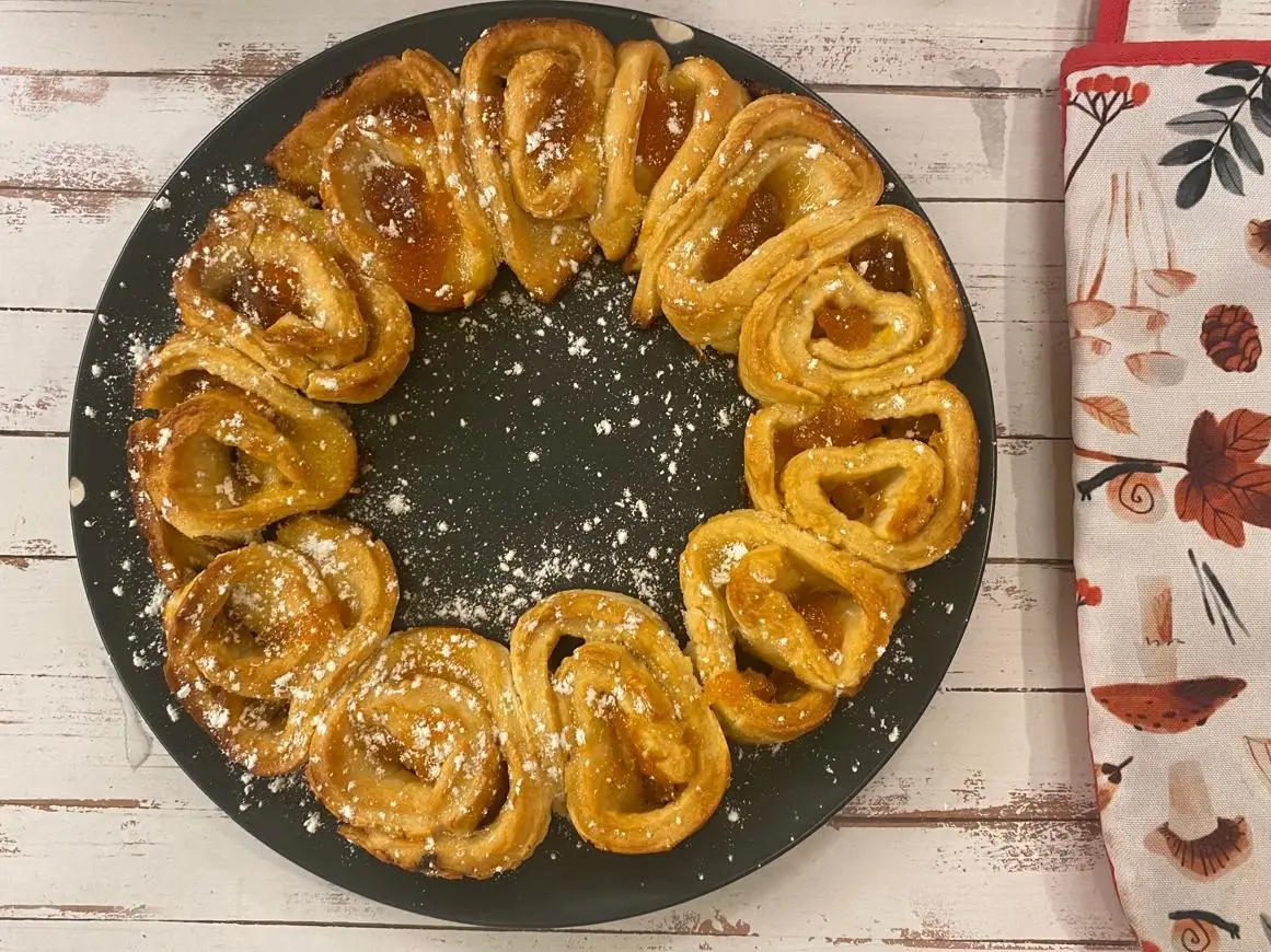 Веночек абрикосовый из слоеного теста