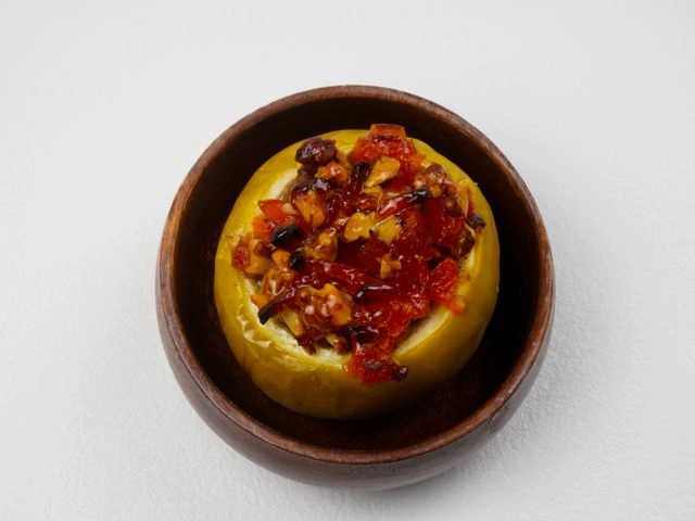 Яблоки, запеченные с курагой и грецким орехом