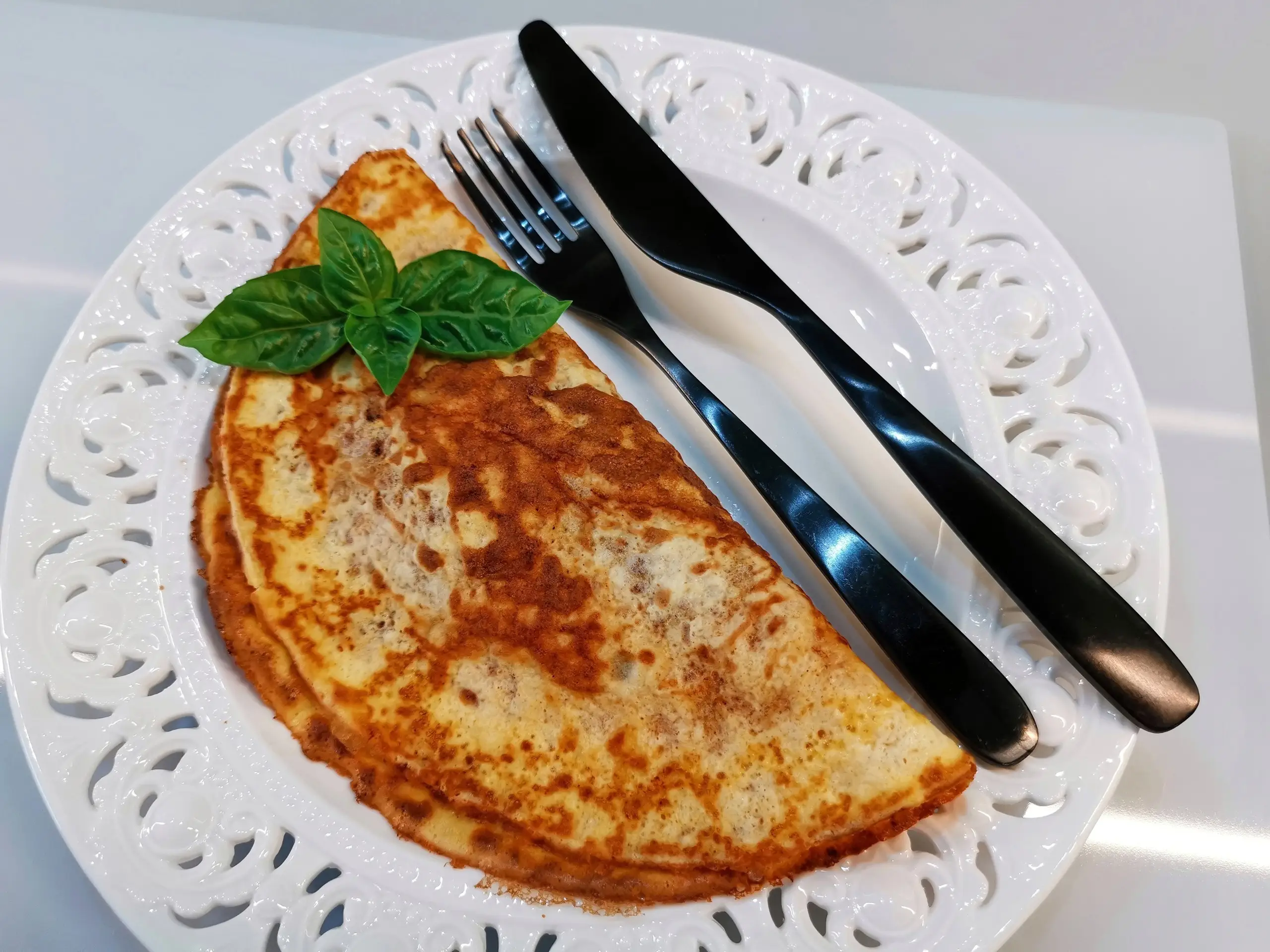 Яичный блин с начинкой для кето-диеты