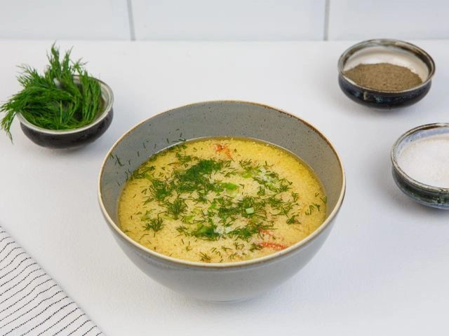 Яичный суп с зеленью и томатами