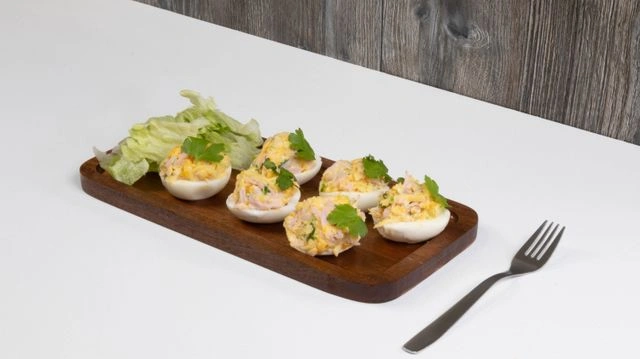 Яйца, фаршированные ветчиной и сыром