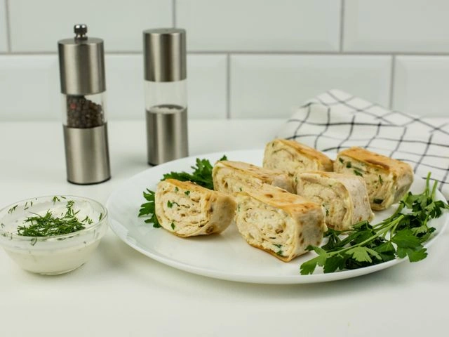 Закуска из лаваша с курицей и плавленым сыром