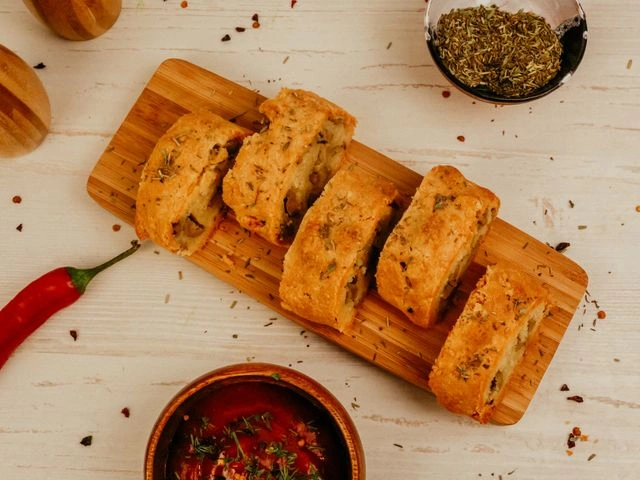 Запеченные оливки в сырном тесте