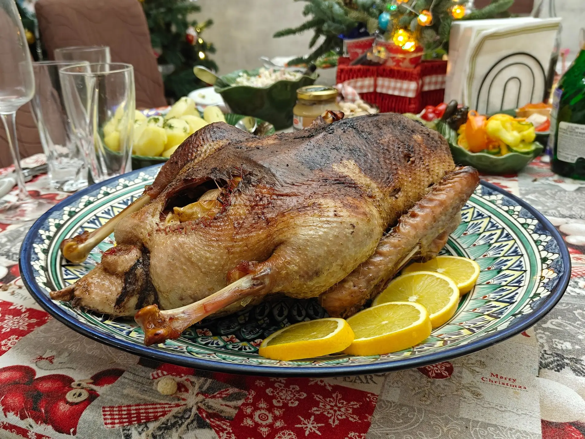 Запеченный гусь с апельсинами и яблоками