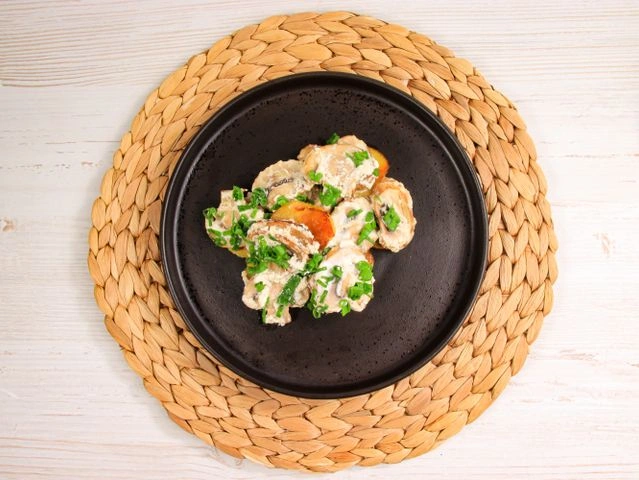 Запеченный картофель с шампиньонами в сметане