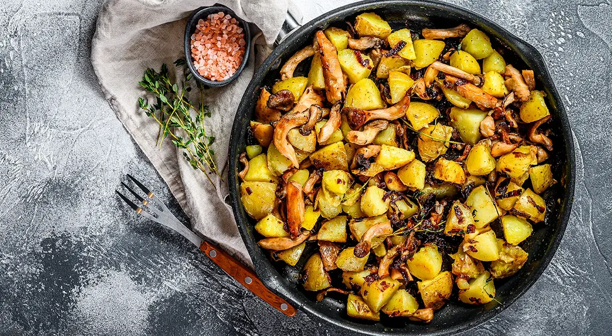 Жареный картофель с вешенками