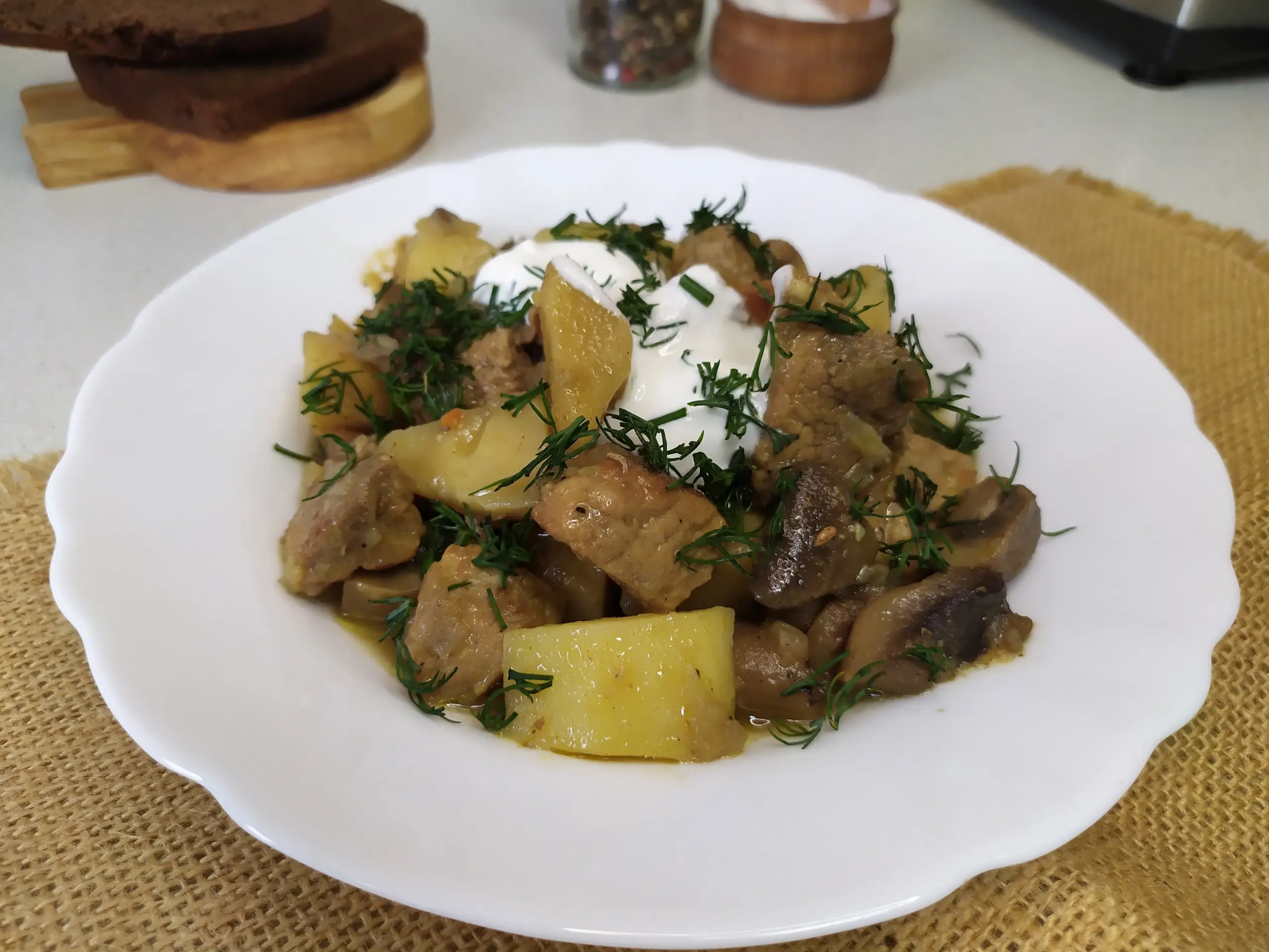 Жаркое со свининой и грибами