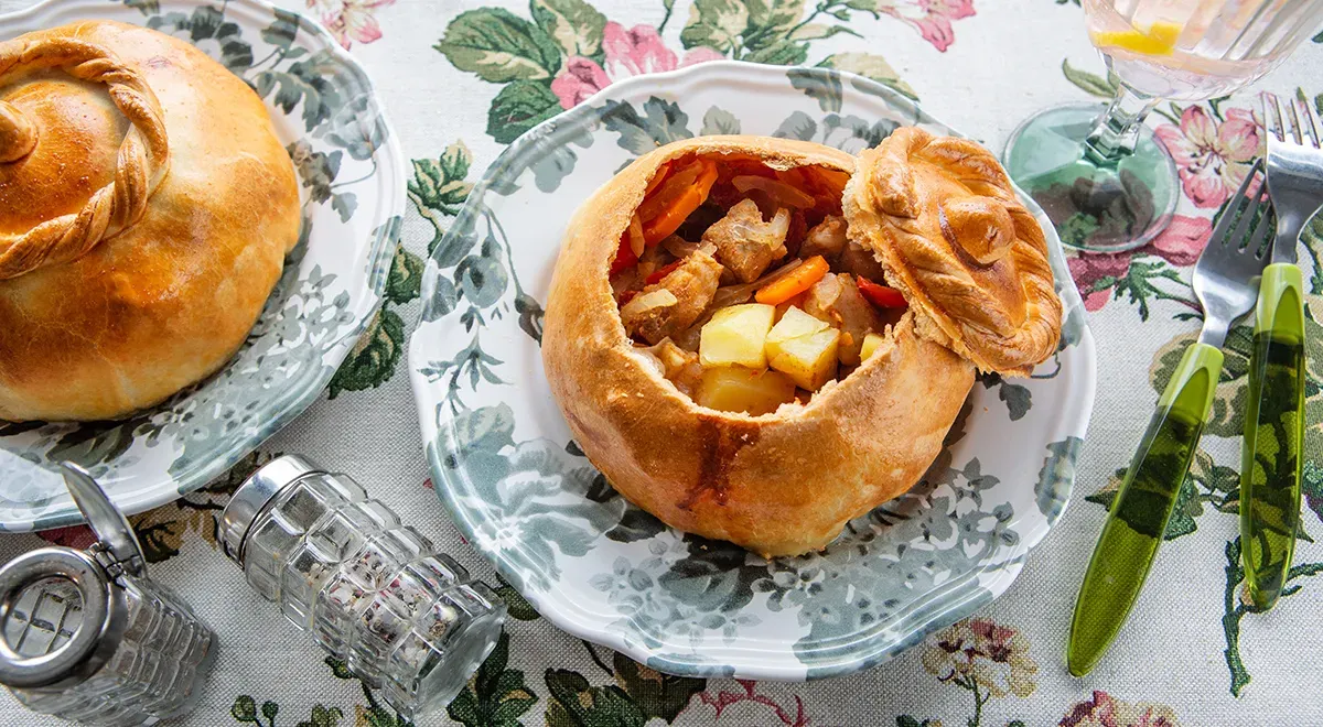 Жаркое в горшочке из теста