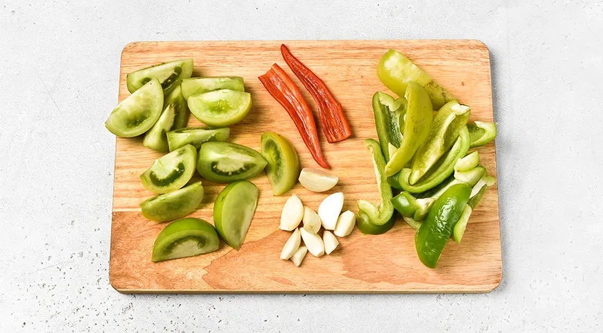 Аджика из зеленых помидоров: шаг 1