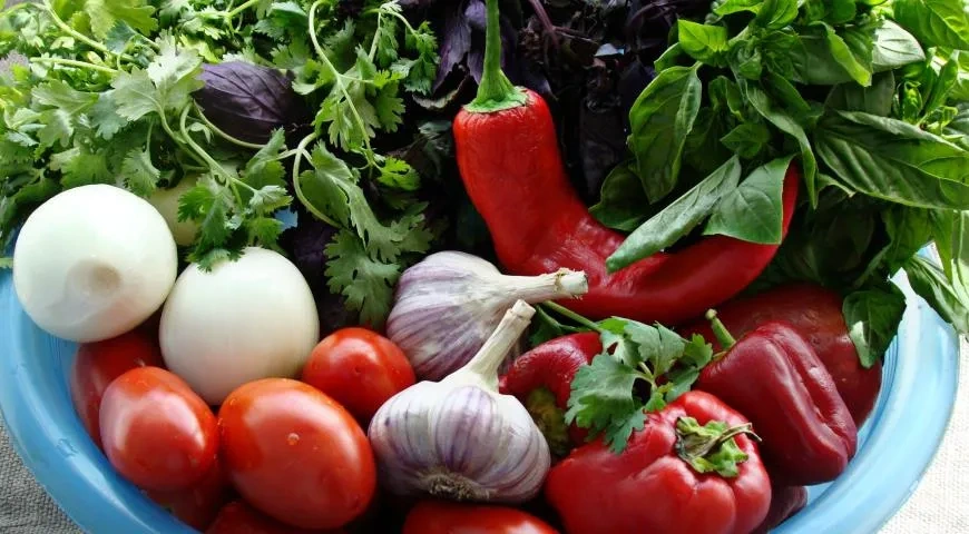 Аджика с острым перцем на зиму: шаг 1