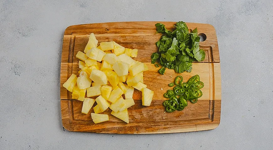 Ананас, маринованный в банке: шаг 1