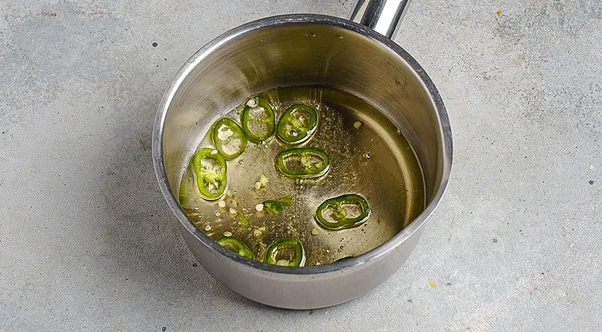 Ананас с медом и брынзой: шаг 1