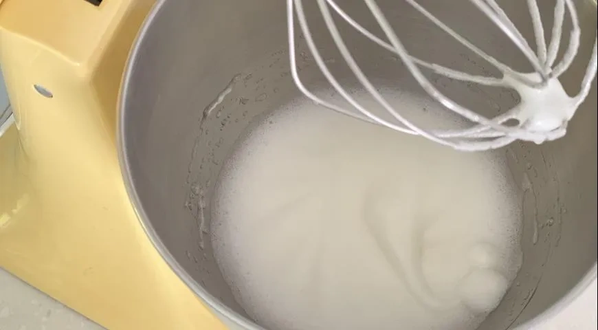 Ангельский десерт с инжиром: шаг 1