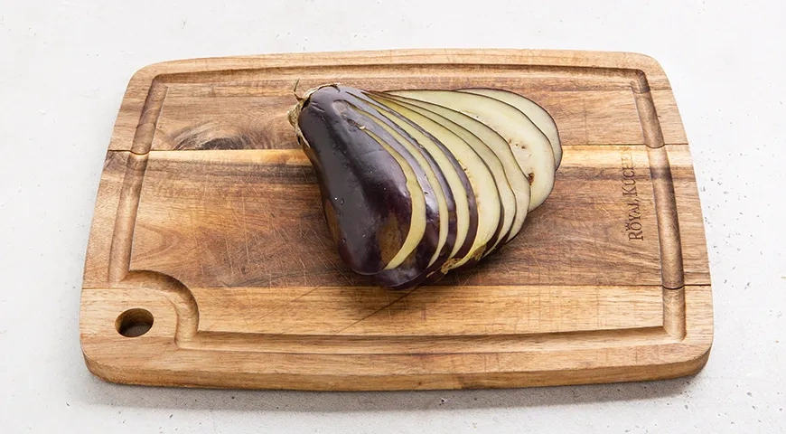 Баклажаны веером на сковороде: шаг 1